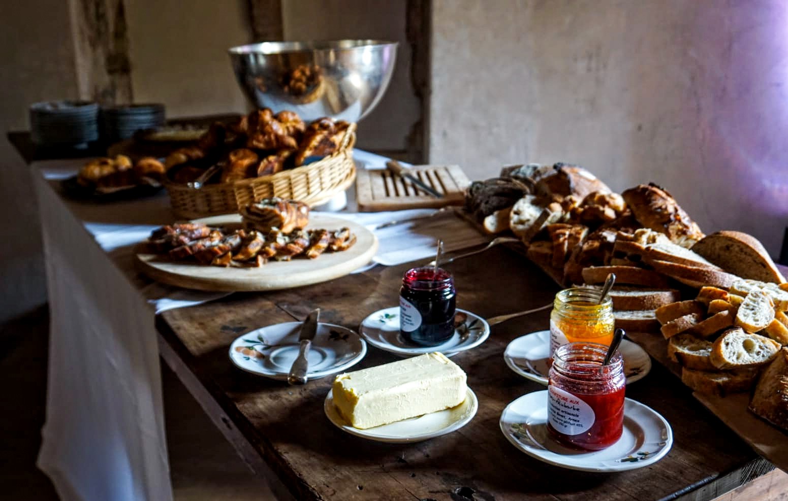 brunch-tradition-maison-du-prieur-romainmotier-vaud-monument-historique